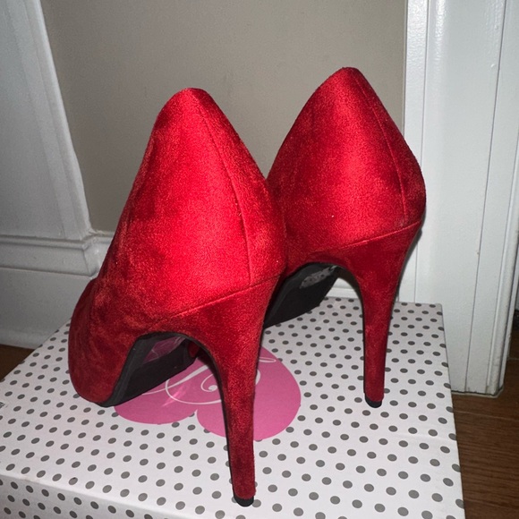 Elegant Red Suede Pumps - Picture 3 of 4